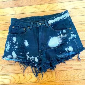 Distressed dyed high waisted Levi jean short
